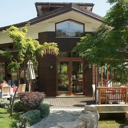 Emerald Alexor Apartman *